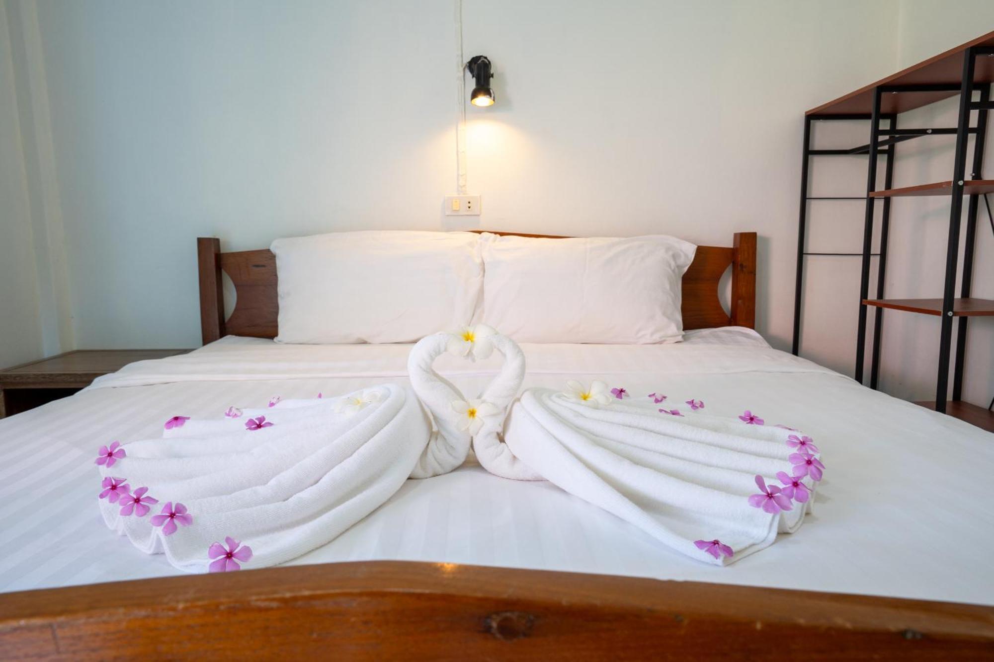 Isara Lanta Beach Resort Ko Lanta Kültér fotó