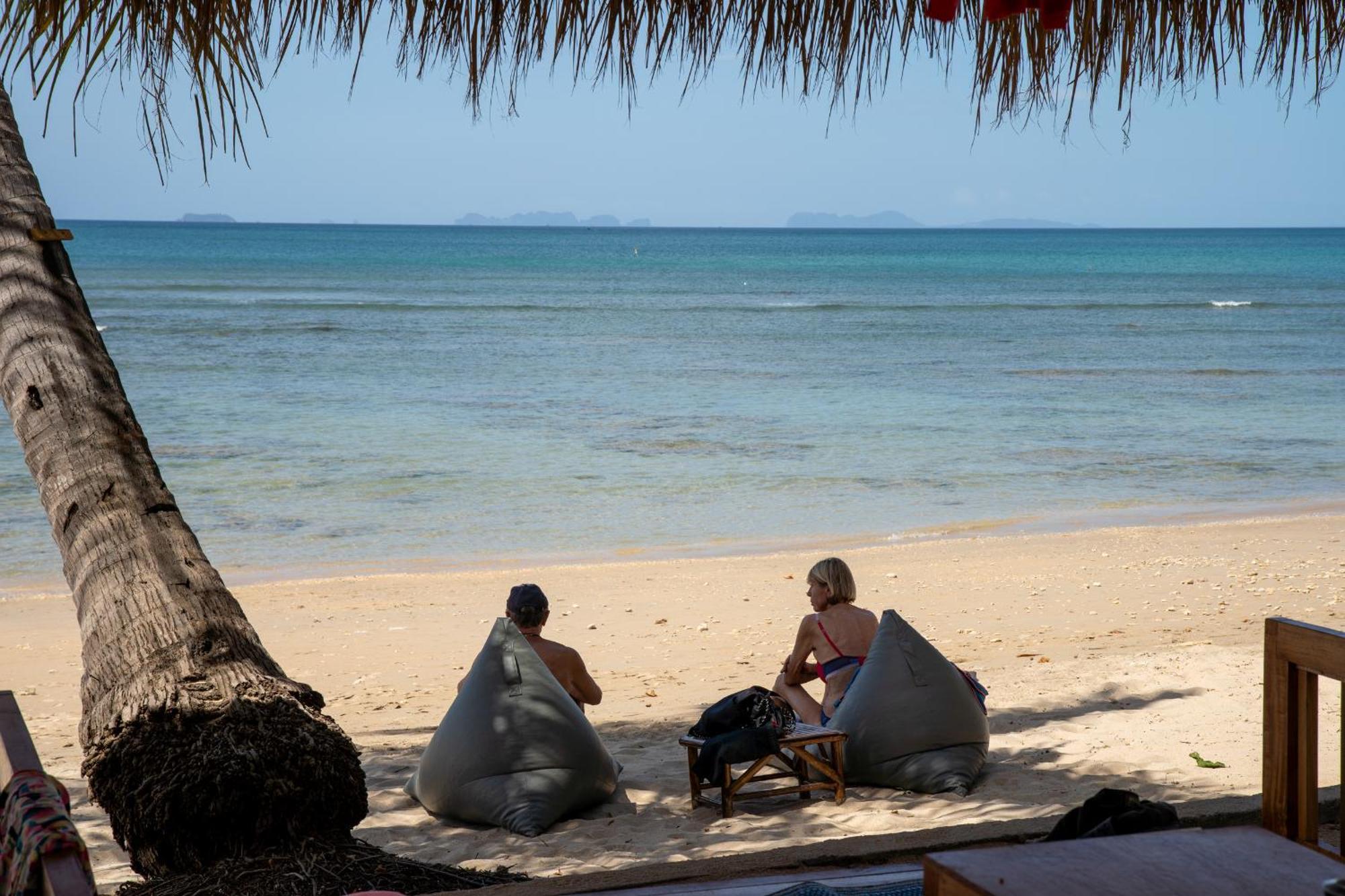 Isara Lanta Beach Resort Ko Lanta Kültér fotó